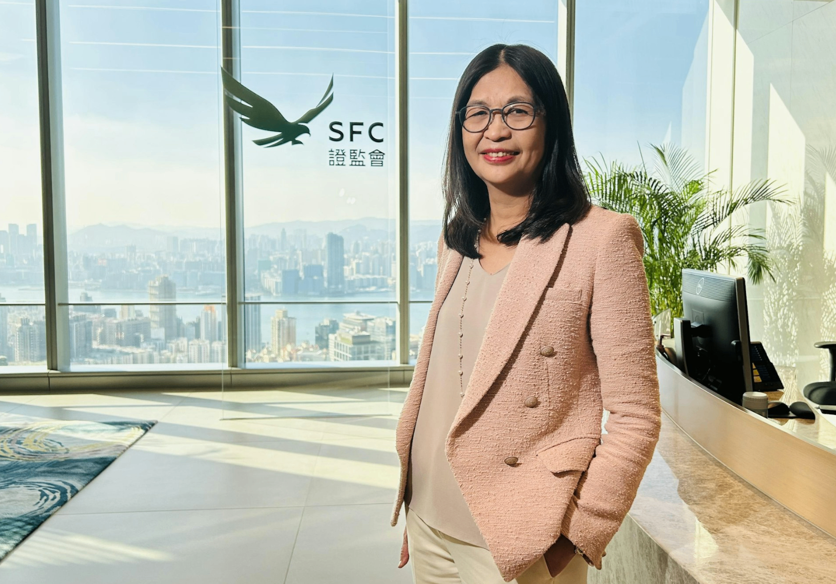 香港证监会宣布梁凤仪再获委任为行政总裁,任期两年